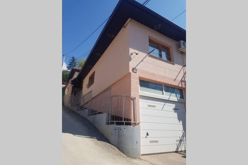 Apartman Sa Garazom I Internetom サラエヴォ エクステリア 写真